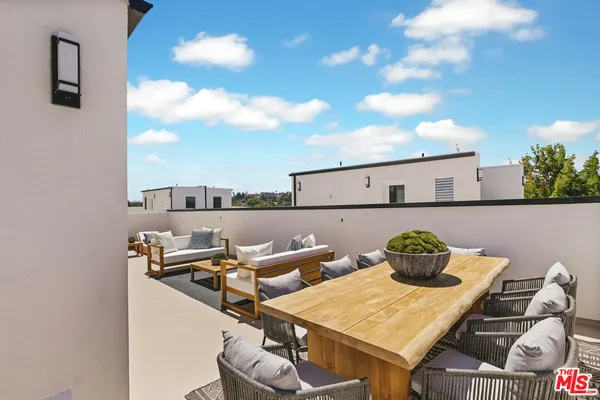 $9,500 | 3220 South Barrington Avenue, Los Angeles, CA 90066