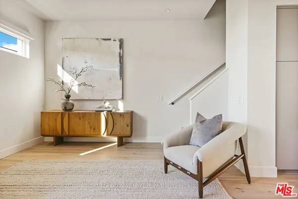 $9,500 | 3220 South Barrington Avenue, Los Angeles, CA 90066