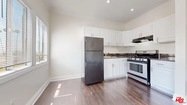 $1,195 | 334 North Heliotrope Drive, Unit 309, Los Angeles, CA 90004