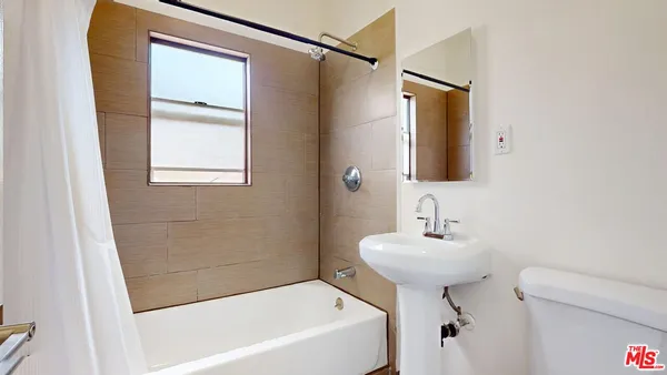 $1,195 | 334 North Heliotrope Drive, Unit 309, Los Angeles, CA 90004
