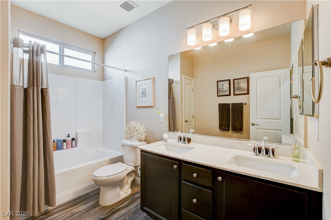 964 Cutter Street Henderson, NV 89011 - Photo 29 of 52 Guest bathroom with full tub and shower, double sinks and upgraded light fixture.