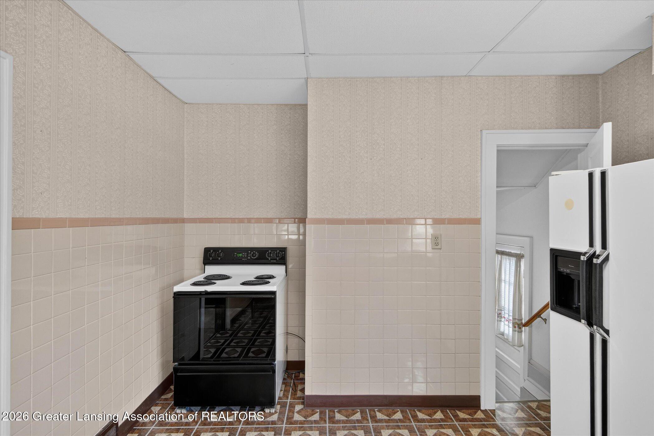 709 Rock Street Jackson, MI 49202 - Photo 23 of 53 33-709-Rock-St-WindowStill