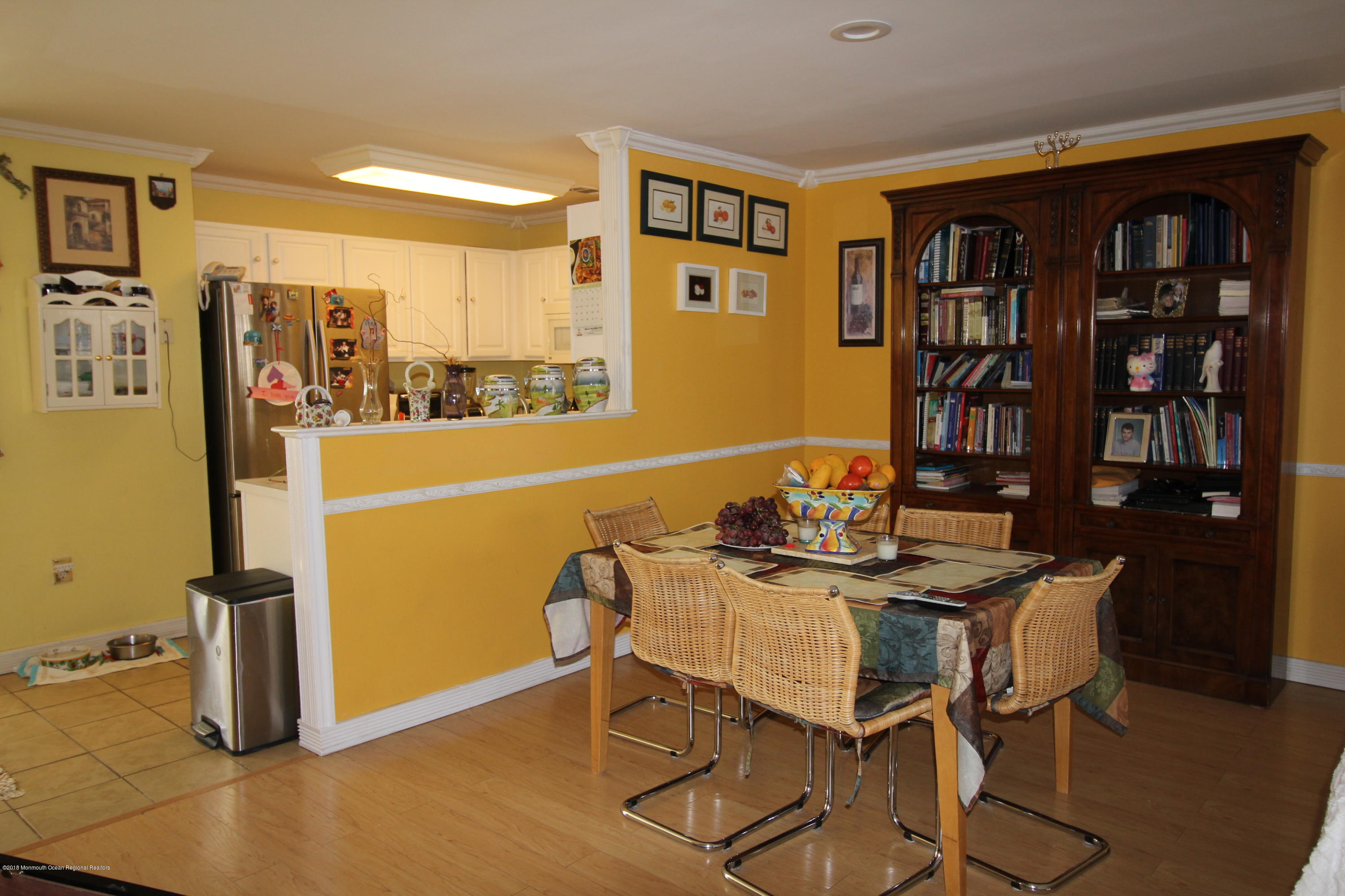 2007 Ridgeview Court, Unit 2007 Parlin, NJ 08859 - Photo 4 of 21 a view of a dining room with furniture and a potted plant