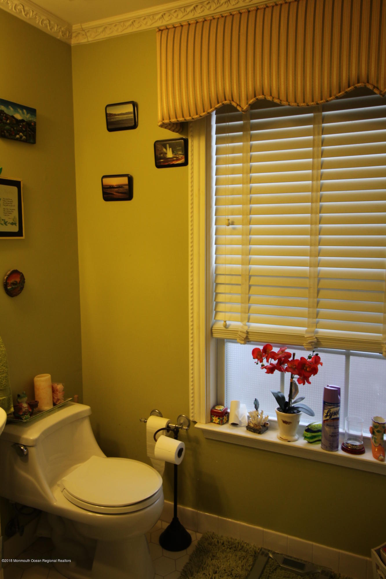 2007 Ridgeview Court, Unit 2007 Parlin, NJ 08859 - Photo 10 of 21 a bathroom with a sink and mirror