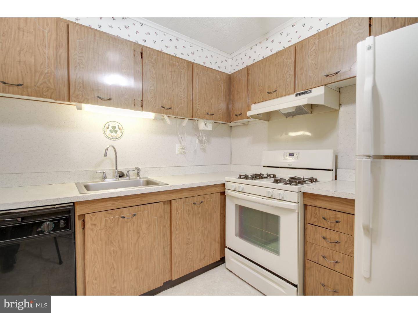 10860 Rayland Road Philadelphia, PA 19154 - Photo 12 of 16 Kitchen