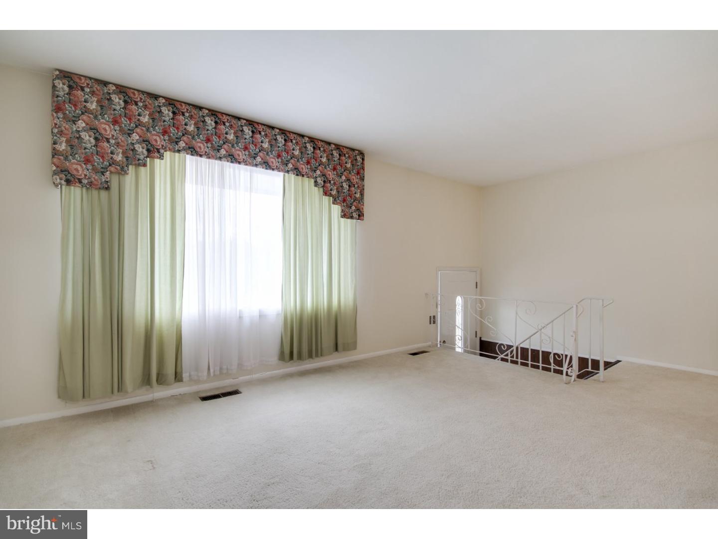 10860 Rayland Road Philadelphia, PA 19154 - Photo 14 of 16 Living Room