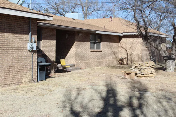 a view of a backyard