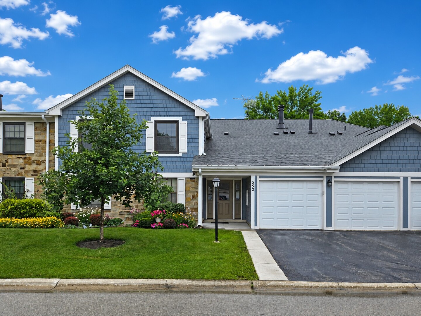 552 Greystone Lane, Unit C2 Wheeling, IL 60090 - Photo 1 of 21