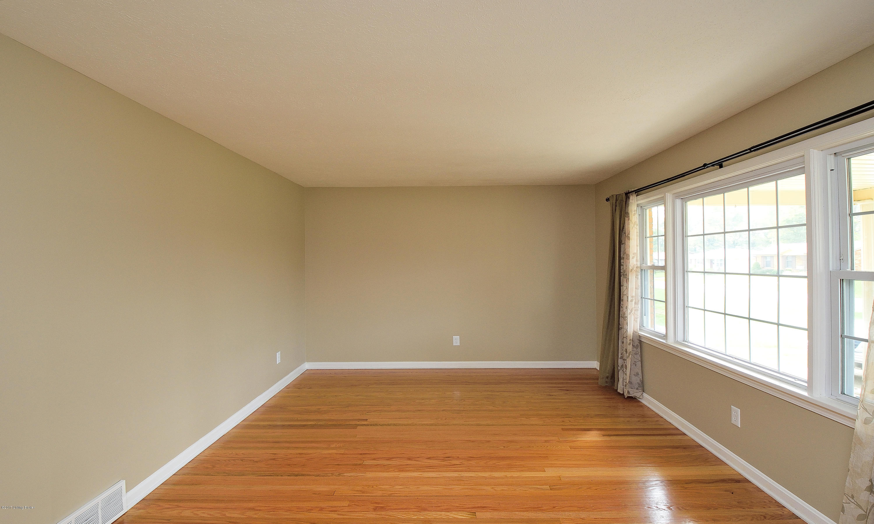 723 Palatka Road Louisville, KY 40214 - Photo 6 of 30 Living Room