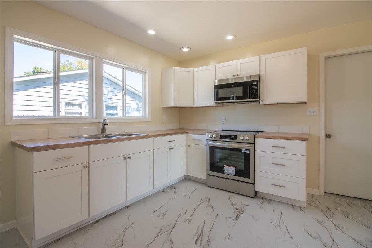 2211 Black Road Joliet, IL 60435 - Photo 4 of 22 Gallery Image 4
