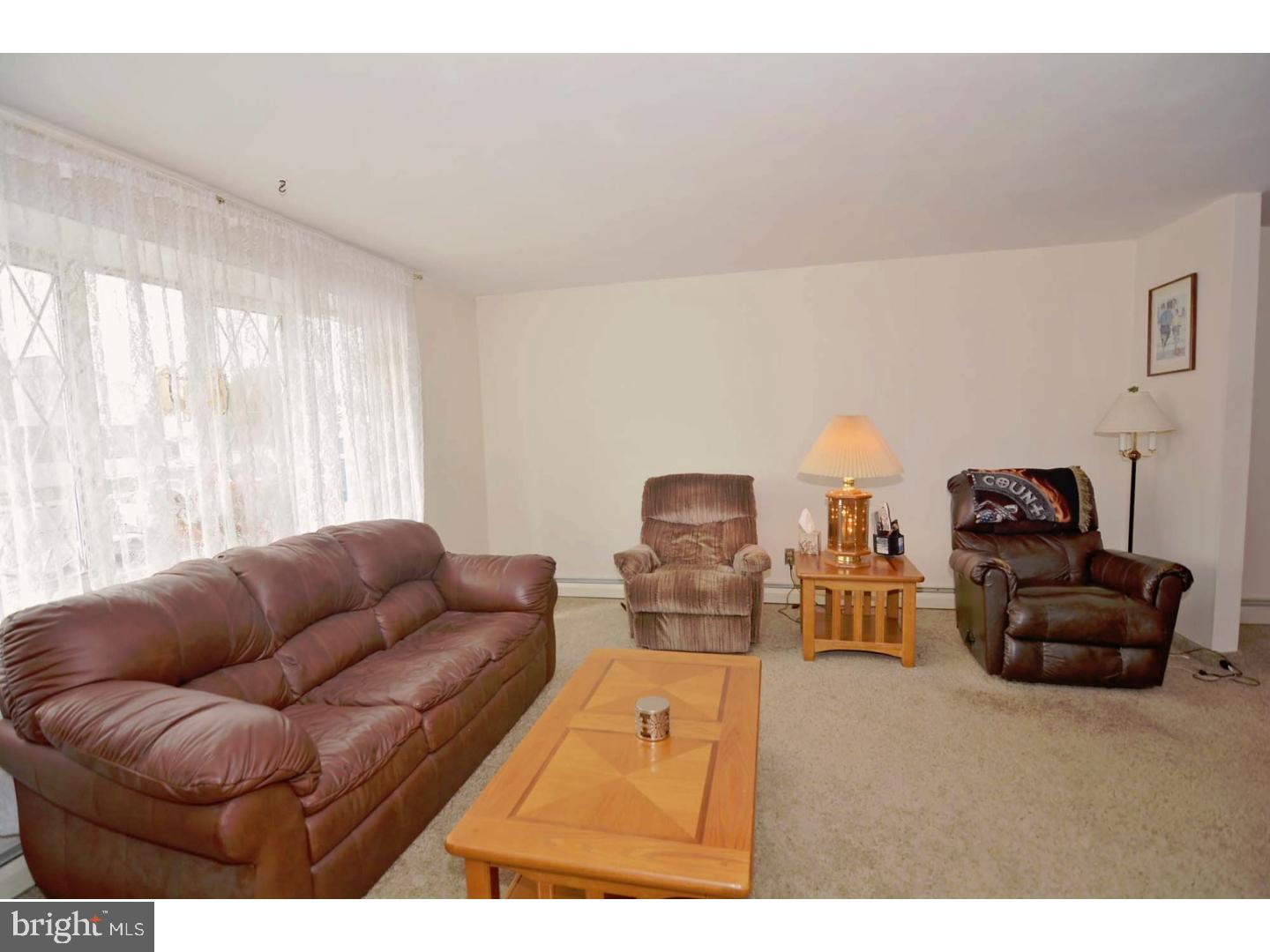 12046 Covert Road Philadelphia, PA 19154 - Photo 2 of 24 Living Room