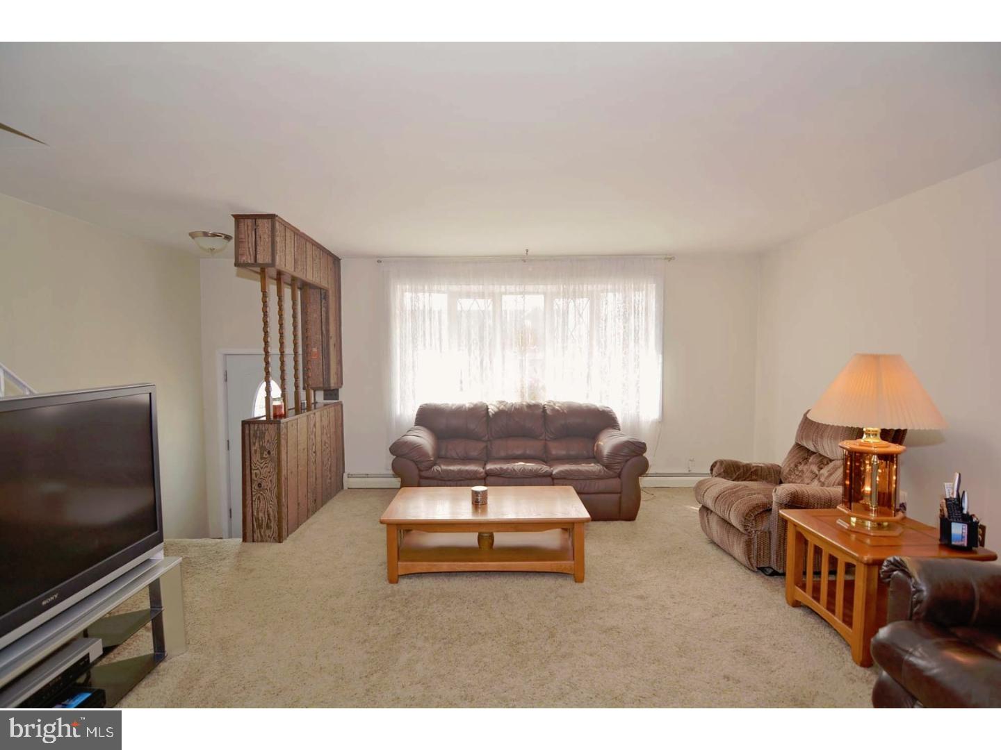 12046 Covert Road Philadelphia, PA 19154 - Photo 3 of 24 Living Room