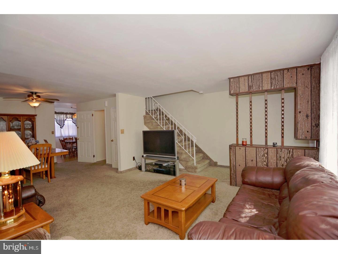 12046 Covert Road Philadelphia, PA 19154 - Photo 4 of 24 Living Room