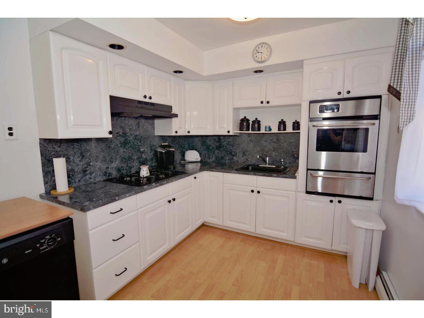 12046 Covert Road Philadelphia, PA 19154 - Photo 9 of 24 Kitchen