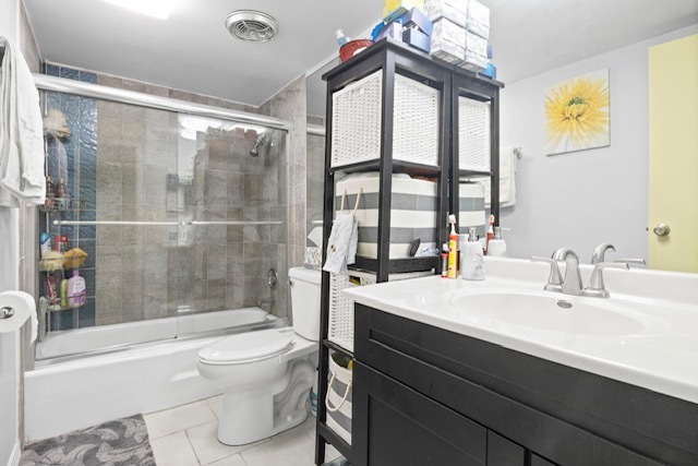 4704 Euclid Avenue, Unit 1B Rolling Meadows, IL 60008 - Photo 16 of 20 a bathroom with a sink a toilet and a bathtub