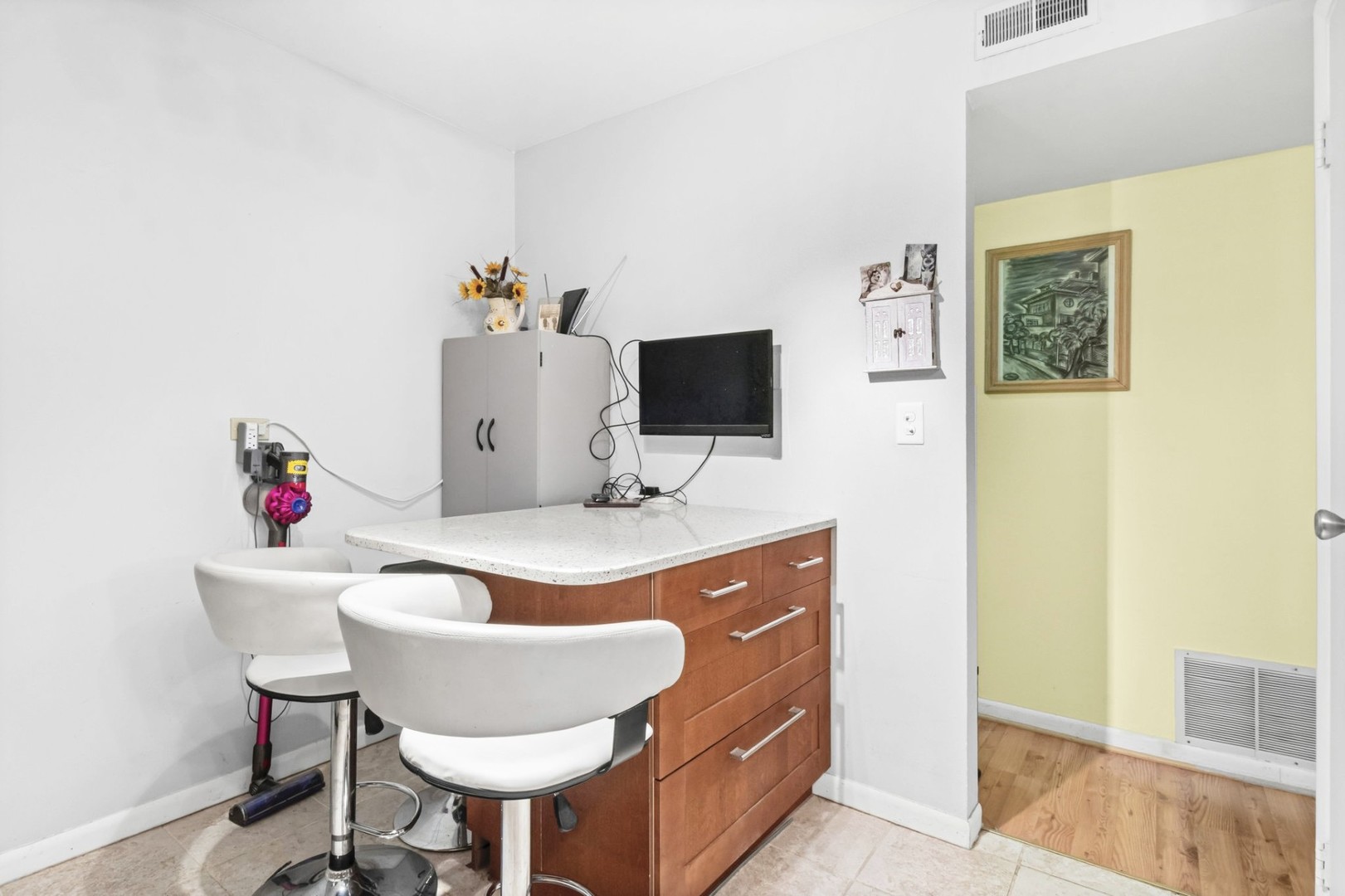 4704 Euclid Avenue, Unit 1B Rolling Meadows, IL 60008 - Photo 9 of 20 a living room with a sink and a potted plant