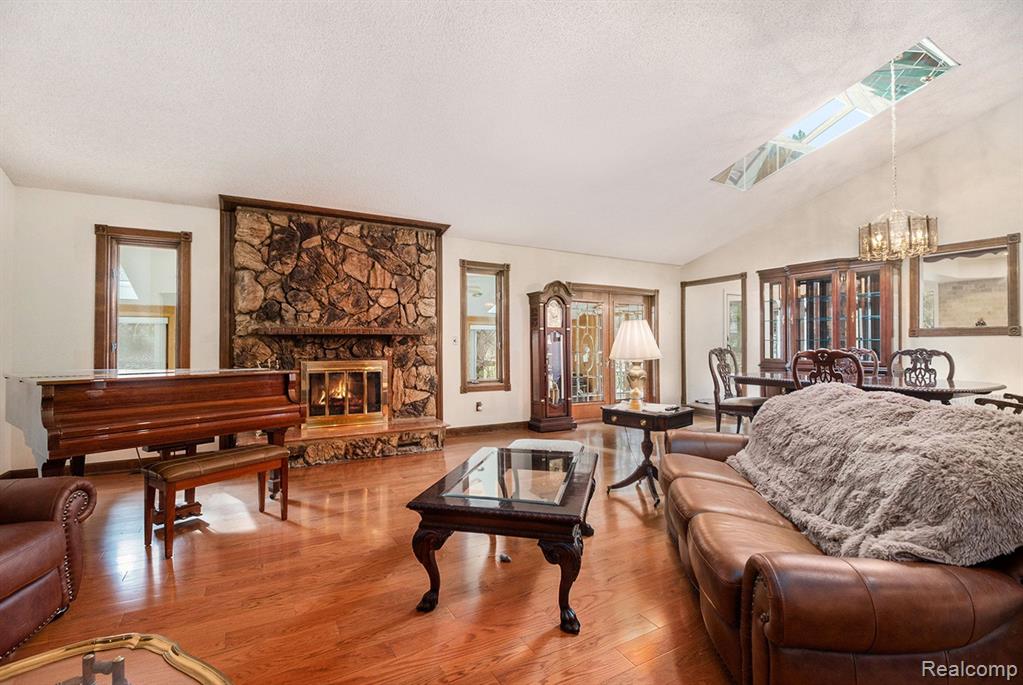 26032 Steele Road Farmington Hills, MI 48331 - Photo 4 of 38