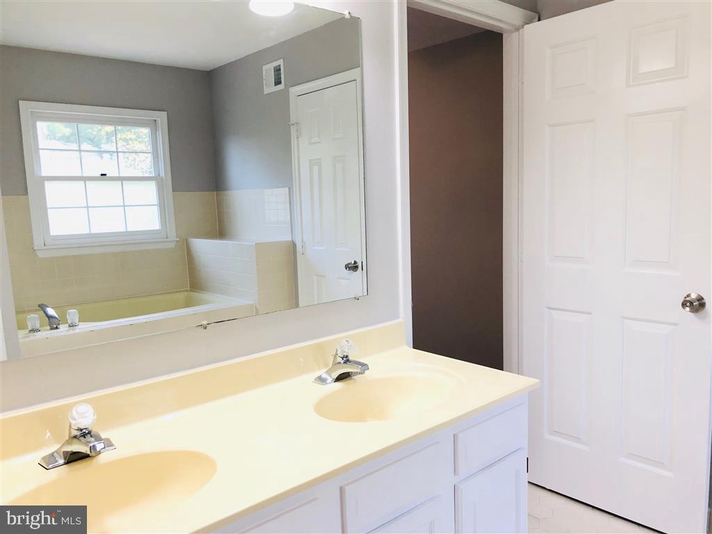 10483 Labrador Loop Manassas, VA 20112 - Photo 12 of 26 Gallery Image 12