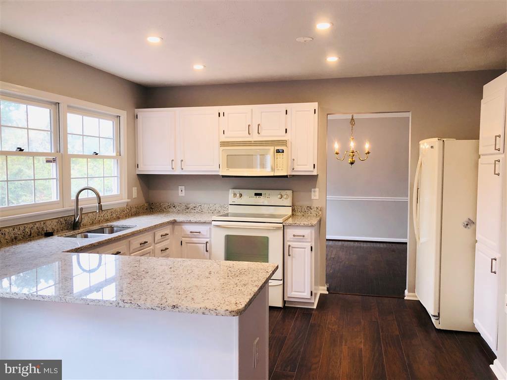 10483 Labrador Loop Manassas, VA 20112 - Photo 4 of 26 Gallery Image 4