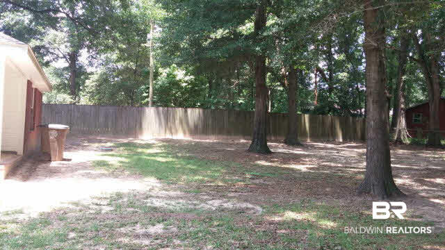 6858 Colonial Terrace Mobile, AL 36618 - Photo 3 of 6 Large back yard