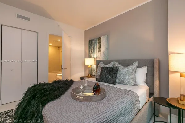 $5,400 | 1300 South Miami Avenue, Unit 2109, Miami, FL 33130