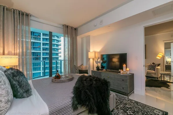 $5,400 | 1300 South Miami Avenue, Unit 2109, Miami, FL 33130