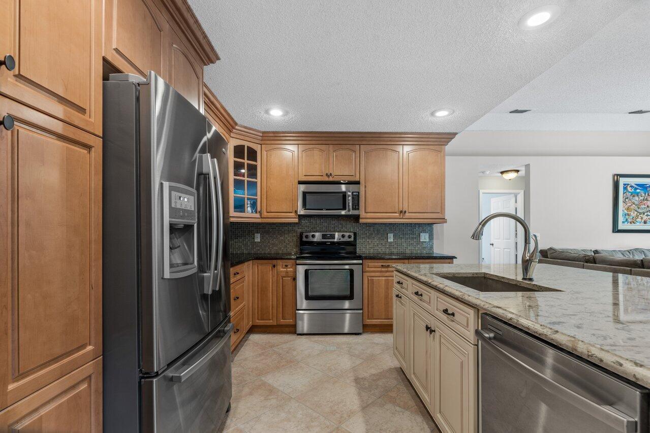 4833 North Lee Road Delray Beach, FL 33445 - Photo 8 of 32 Kitchen