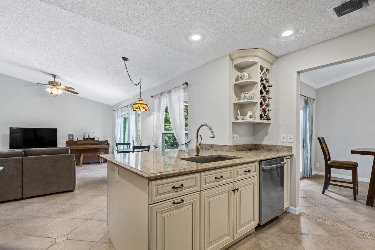4833 North Lee Road Delray Beach, FL 33445 - Photo 10 of 32 Kitchen