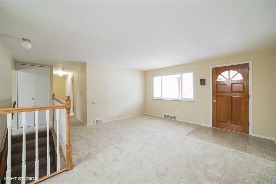 ENTRY/LIVING ROOM
