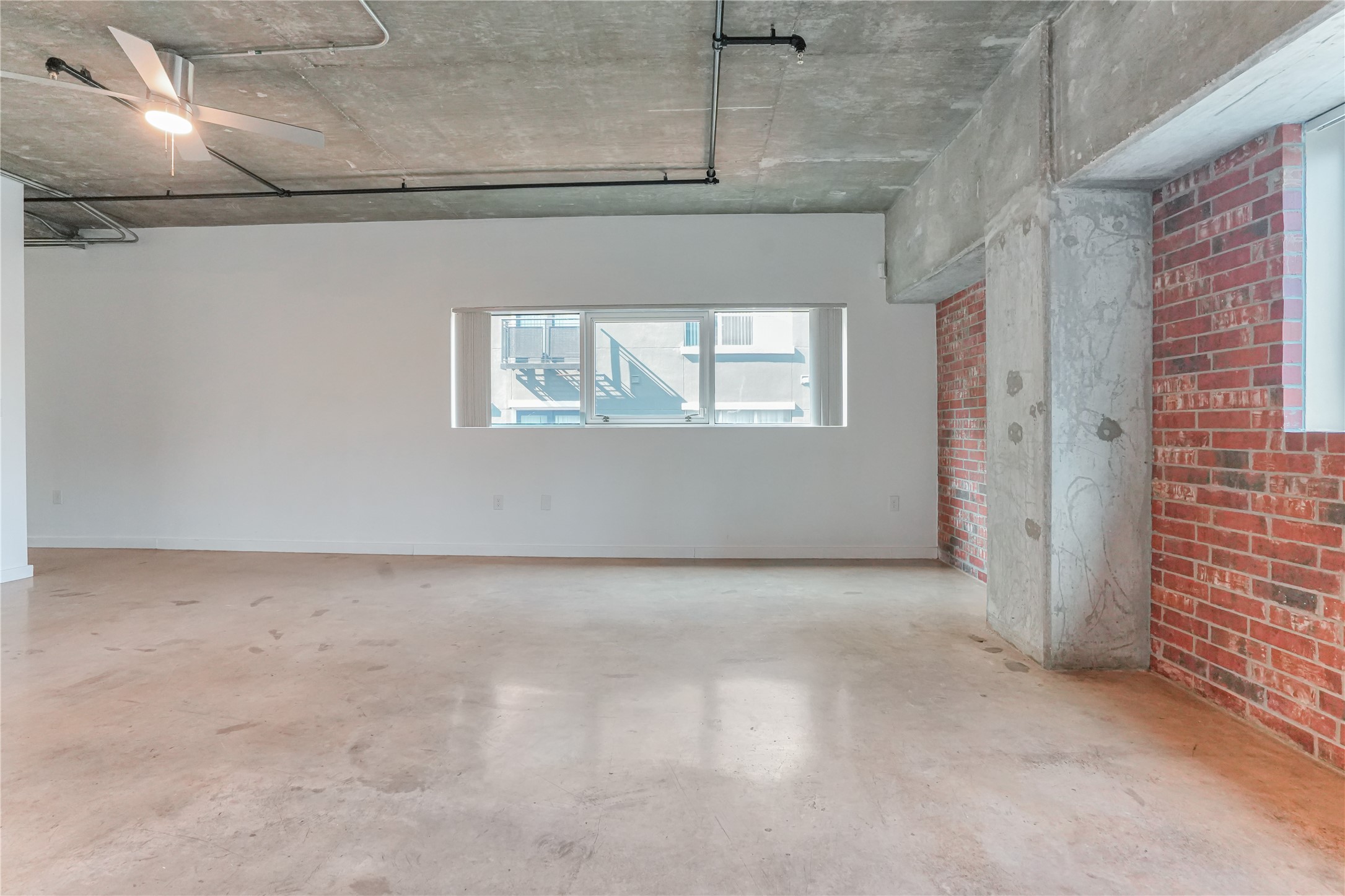 2000 Bagby Street, Unit 2401 Houston, TX 77002 - Photo 32 of 38 a view of an empty room