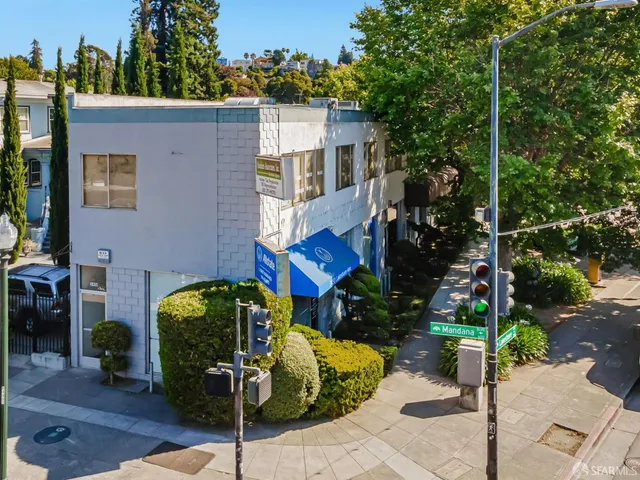a view of a chairs and table in a backyard