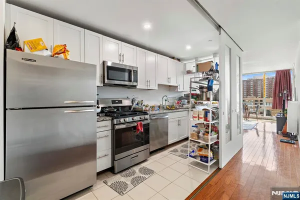 $750,000 | 20 Newport Parkway, Unit 2306, Jersey City, NJ 07310