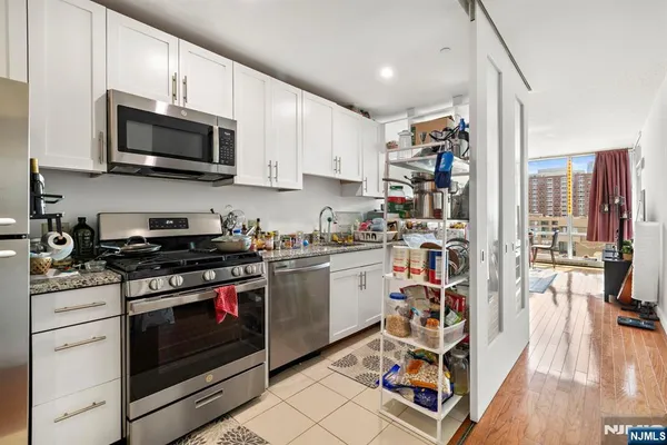 $750,000 | 20 Newport Parkway, Unit 2306, Jersey City, NJ 07310