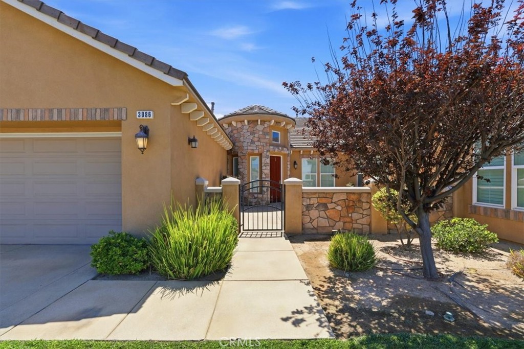 3086 Crystal Ridge Lane Colton, CA 92324 - Photo 8 of 75 Front gate to courtyard