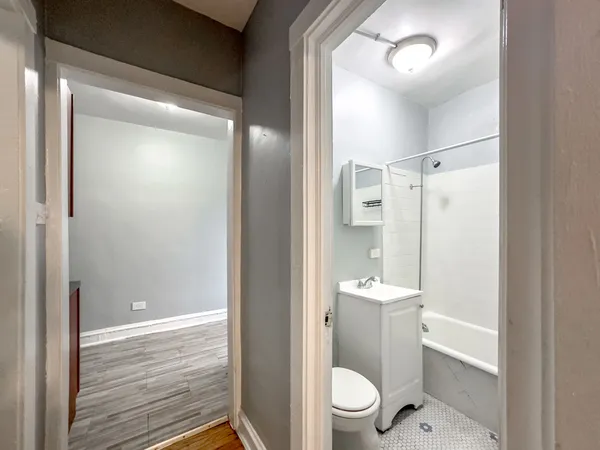 $1,275 | 4606 North Beacon Street, Unit 2C, Chicago, IL 60640