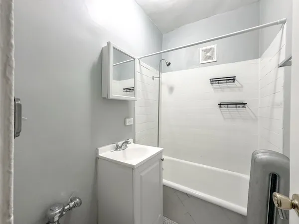 $1,275 | 4606 North Beacon Street, Unit 2C, Chicago, IL 60640