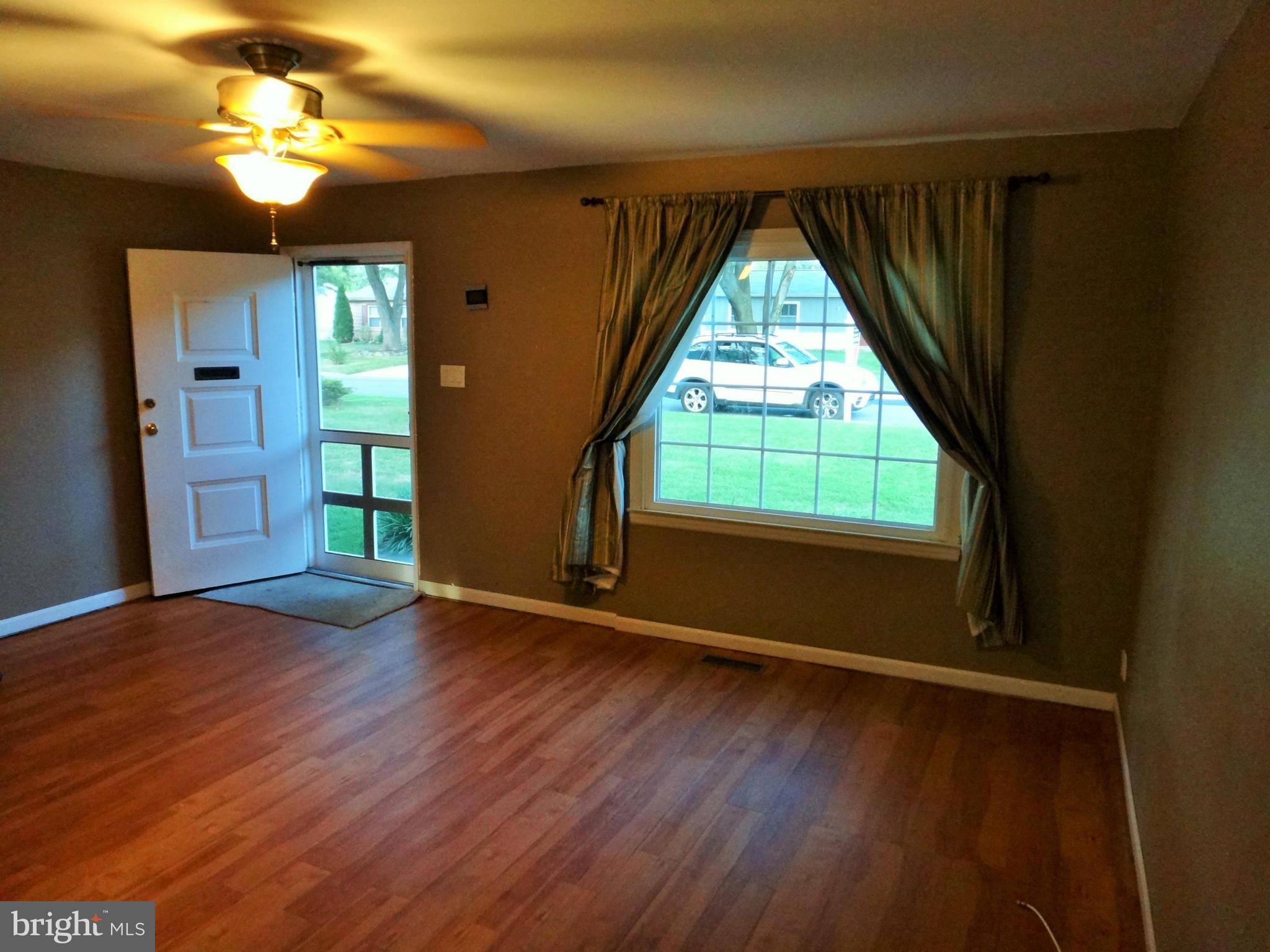 119 North Hickory Road Sterling, VA 20164 - Photo 2 of 21 Living Room