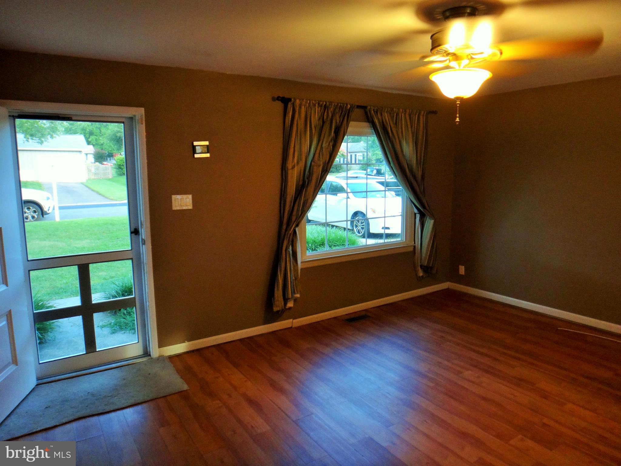 119 North Hickory Road Sterling, VA 20164 - Photo 3 of 21 Living Room