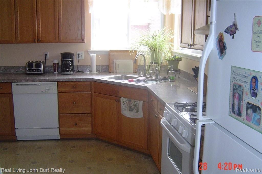 2627 Frembes Road Waterford, MI 48329 - Photo 11 of 17 kitchen