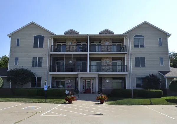 $240,000 | 1871 Stone Gate Circle, Unit 9, Davenport, IA 52807