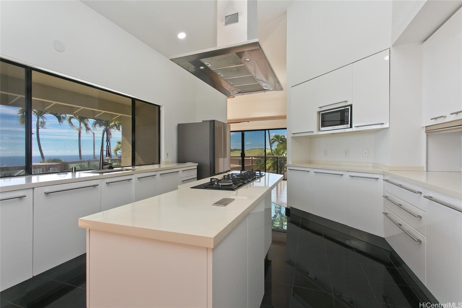 600 Kahiau Loop Honolulu, HI 96821 - Photo 4 of 19 a utility room with dryer and washer