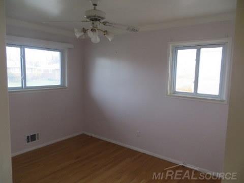 24505 Ridgecroft Avenue Eastpointe, MI 48021 - Photo 9 of 16 31293127-8.JPG