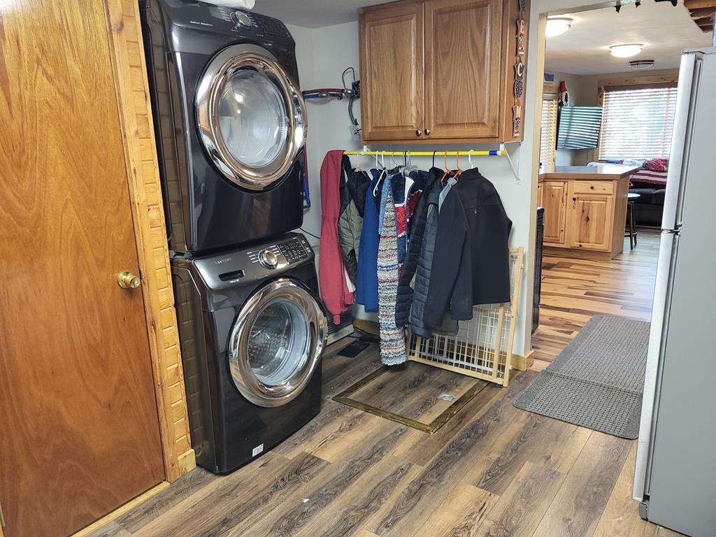 10125 Round Valley Road Cascade, ID 83611 - Photo 9 of 23 Laundry area