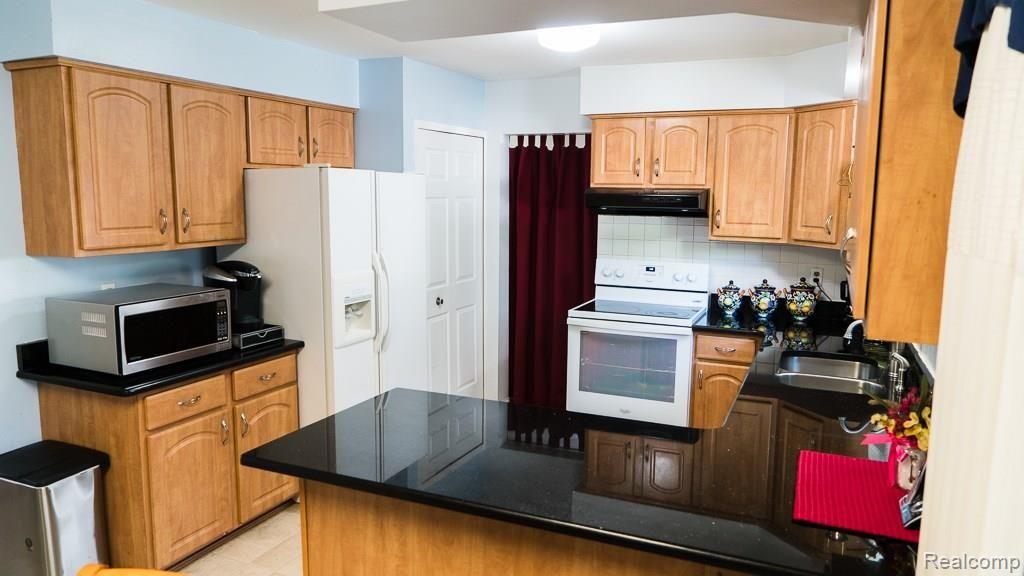 43528 Oakbrook Road Canton, MI 48187 - Photo 20 of 56 43528_Oakbrook-19.jpg