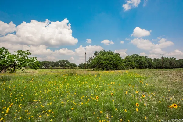 $359,000 | 26701 Fm 470, Utopia, TX 78884