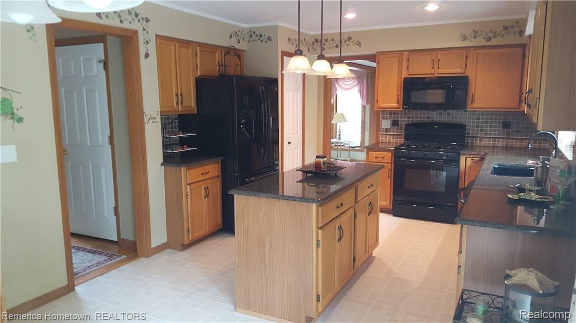 45146 Glengarry Road Canton, MI 48188 - Photo 11 of 36 45146 Glengarrywww.PilotRealtor.com
