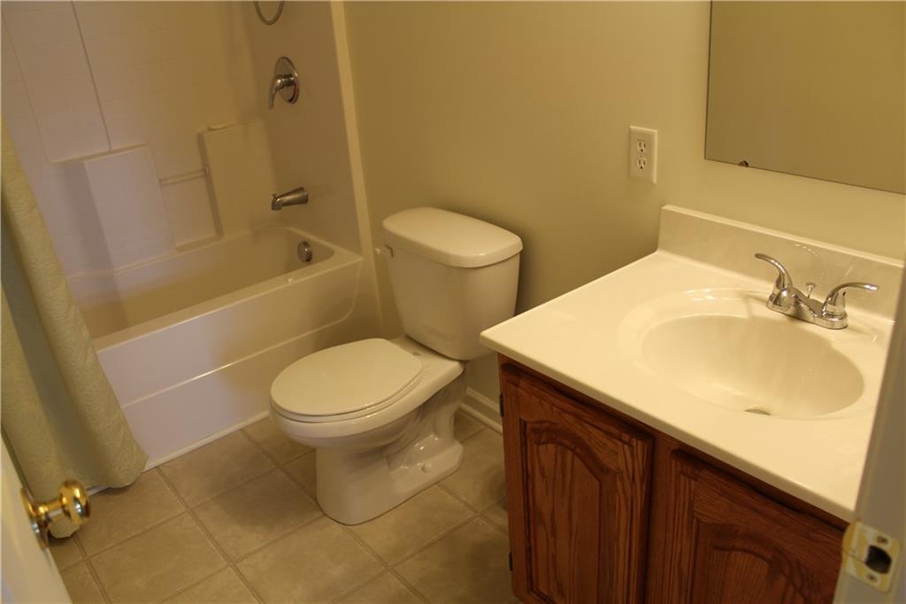 511 Blue Ridge Drive Coraopolis, PA 15108 - Photo 15 of 24 Upper level full bath