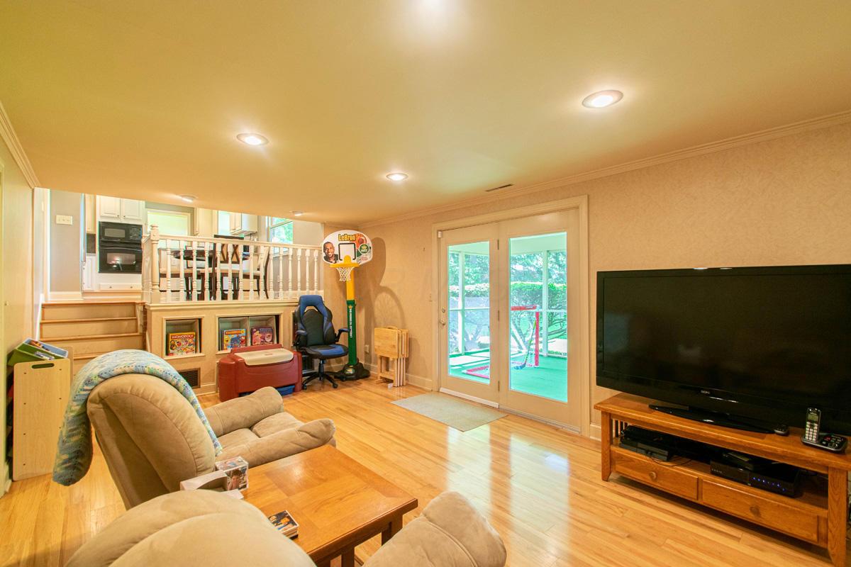 2212 Buckley Road Columbus, OH 43220 - Photo 11 of 30