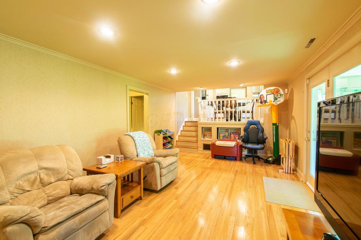 2212 Buckley Road Columbus, OH 43220 - Photo 12 of 30