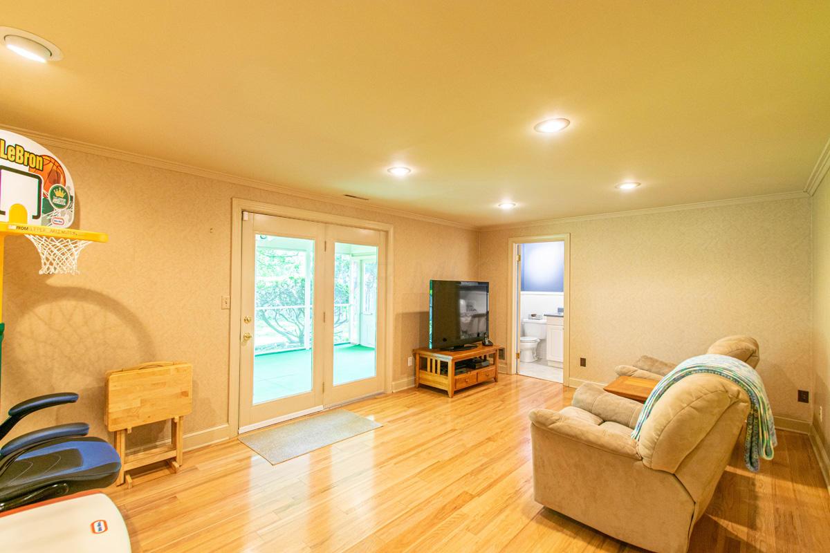 2212 Buckley Road Columbus, OH 43220 - Photo 13 of 30